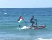 شابان يصنعان دراجة مائية من مخالفات معاد تدويرها للصيد فى بحر غزة .. فيديو