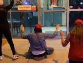 أنصار ترامب يُصلون أمام دائرة مقاطعة كلارك لدعم مرشحهم فى نيفادا.. فيديو