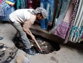 إصلاح هبوط أرضى بشارع الشمس فى كرموز غرب الإسكندرية.. صور