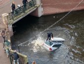 هولندى يلجأ لحيلة غريبة لإنقاذ نفسه من الموت بعد حادث غرق سيارته.. صور
