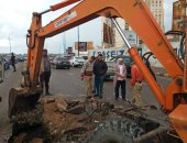 صور.. إصلاح هبوط أرضى بطريق كورنيش فى الإسكندرية