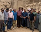 أمين الأعلى للآثار يتفقد مشروع ترميم 29 تمثال للكباش بمعابد الكرنك.. صور