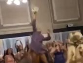 لاعبة كرة طائرة تستخدم مهاراتها للفوز بباقة "جيرب" حفل زفاف صديقتها.. فيديو