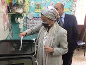 وزيرة البيئة تدلى بصوتها فى لجنة مدرسة ابن سينا بمصر الجديدة.. فيديو 