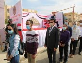 وزير الشباب فى طابور الناخبين للإدلاء بصوته بانتخابات مجلس النواب.. صور