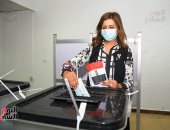 وزيرة الهجرة تدلى بصوتها فى الانتخابات مرتدية الكمامة وتحمل علم مصر