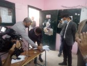 كرم جبر يدلى بصوته فى انتخابات مجلس النواب بالتجمع الخامس.. فيديو وصور