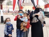 سيدة بالشرقية تصطحب أطفالها الأربعة أثناء المشاركة فى الانتخابات.. فيديو وصور
