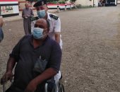 رئيس لجنة انتخابية يستقبل مسنا على كرسى متحرك للإدلاء بصوته فى دمياط.. صور