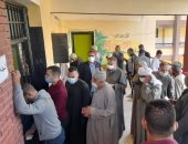 كبار السن وذوو الاحتياجات الخاصة يتصدرون المشهد بانتخابات كفر الشيخ.. صور