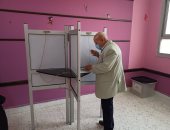 والد أول شهيد بعد ثورة 30 يونيو يدلى بصوته بانتخابات النواب بالعاشر من رمضان