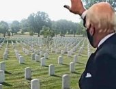 صورة ساخرة لـ"بايدن" يشكر الموتى بعد ظهور بطاقات لهم أدت لتقدمه بالانتخابات