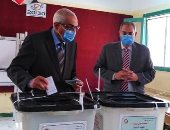 رئيس جامعة المنصورة يدلى بصوته بمقر لجنته في انتخابات مجلس النواب