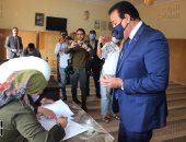 وزير التعليم العالى يدلى بصوته بلجنة مركز شباب التجمع الأول.. فيديو وصور