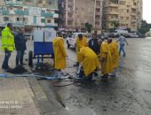 شفط تراكمات المياه من شوارع الإسكندرية بعد هطول أمطار رعدية فجرا.. صور