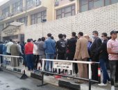 طوابير الشباب تتصدر المشهد في الساعات الأولى من المرحلة الثانية لانتخابات النواب.. المرأة تشارك بقوة وكبار السن وذوي الاحتياجات الخاصة يزينون اللجان.. والشرطة النسائية ترسم البسمة على وجوه المرضى.. صور