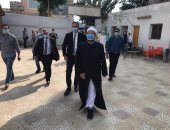 وزير الأوقاف يدلى بصوته في انتخابات مجلس النواب بالمنيل.. صور  