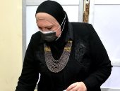 وزيرة الصناعة تدلى بصوتها فى انتخابات النواب بكلية الفنون الجميلة بالزمالك.. فيديو