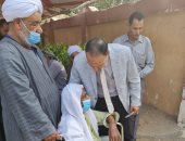 مواطن يجلس على كرسى متحرك يدلى بصوته فى انتخابات النواب بالإسماعيلية.. صور