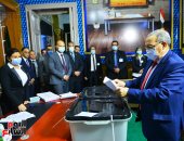 وزير الإنتاج الحربى يدلى بصوته بانتخابات النواب بمصر الجديدة 