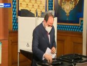 لحظة إدلاء الرئيس السيسى بصوته فى انتخابات مجلس النواب.. فيديو