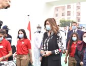 وزيرة الهجرة خلال الإدلاء بصوتها: المشاركة لبناء الحياة النيابية واجب على كل مصرى