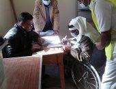 كبار سن وذوو احتياجات خاصة يدلون بأصواتهم فى انتخابات النواب وسط سيناء.. صور
