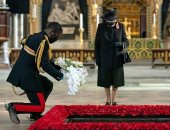 الملكة اليزابيث أنيقة فى إطلالة بالأسود وتضع الزهور على قبر الجندى المجهول 