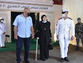 أم الشهيد مصطفى يسرى عميرة أثناء التصويت: دفعنا دم غالي علشان الحرية.. صور