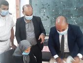 رئيس لجنة بالشرقية يخرج الصندوق لسيدة قعيدة مسنة لتضع بيدها أوراق التصويت