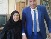 مسنة عمرها 94 سنة تدلى بصوتها فى ثانى أيام انتخابات النواب بالمنوفية.. صورة