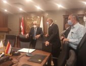 محافظ جنوب سيناء يتابع سير انتخابات النواب من داخل غرفة العمليات.. صور