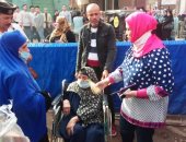 رئيس مدينة قها توزع عصائر على الناخبين والقائمين على الانتخابات.. صور