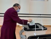 رئيس الكنيسة الأسقفية يدلى بصوته فى انتخابات النواب بلجنته بالزمالك