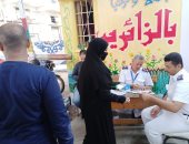 الشرطة توزع كمامات على الناخبين فى لجان كفر البطيخ بدمياط.. صور