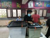 مطران شبرا الخيمة يدلى بصوته فى انتخابات مجلس النواب بالقليوبية.. صور