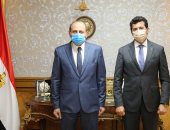 أشرف صبحي يستقبل المدير التنفيذي للوزارة عقب تعافيه من الكورونا
