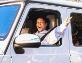 كارا سانتانا تحتفل بفوز جو بايدن داخل سيارتها في ويست هوليود.. صور