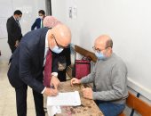 وزير الإسكان يُدلى بصوته فى انتخابات مجلس النواب ويدعو المواطنين للمشاركة