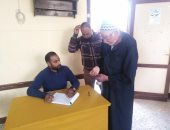 توافد أهالى دمياط على اللجان الانتخابية منذ فتح اللجان .. صور