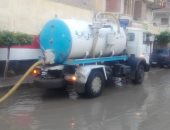 الصرف الصحى بالغربية تواصل رفع مياه الأمطار من أمام اللجان الانتخابية.. صور