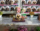 تزيين رؤوس الموتى بالورود.. احتفالات عيد الجماجم فى بوليفيا
