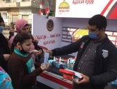 توزيع كمامات بانتخابات النواب بلجنة إنصاف سرى بالزيتون.. صور