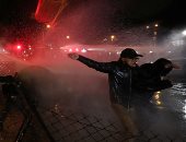 الشرطة في جورجيا تستخدم مدافع المياه لتفريق المحتجين.. صور
