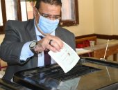 رئيس جامعة قناة السويس يدلى بصوته فى انتخابات مجلس النواب بالإسماعيلية.. فيديو