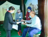 مسن يحرص على التصويت بانتخابات النواب متكئا على عصاه بمصر الجديدة  