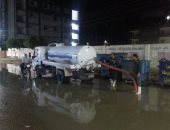 فريق مواجهة الأزمات فى البحيرة يوصل رفع تراكمات المياه.. صور