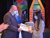 محافظ القاهرة يكرم المتفوقين من أبناء العاملين بهيئة النظافة.. صور