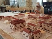 مهندسة فلسطينية تصنع مجسمات لتوثيق تاريخ مدينة نابلس بالحجر والرمل والكرتون