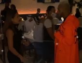 نيللى كريم ومحمد رمضان يكسران الأطباق داخل أحد المطاعم بدبي